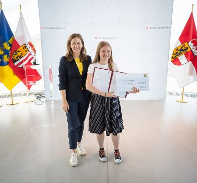Am 15. Juni 2022 überreichte Staatssekretärin Claudia Plakolm (l.) die Urkunden beim Bundesredewettbewerb.
