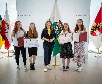 Am 15. Juni 2022 überreichte Staatssekretärin Claudia Plakolm die Urkunden beim Bundesredewettbewerb.