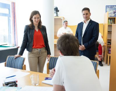 Am 18. Juni 2022 besuchte Staatssekretärin Claudia Plakolm (l.) im Rahmen ihres Bundesländertags in Niederösterreich das Rote Kreuz Zwettl. Im Bild mit Lukas Brandweiner, Abgeordneter zum Nationalrat (r.) beim Austausch mit Zivildiener.