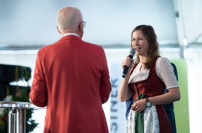 Am 18. Juni 2022 besuchte Staatssekretärin Claudia Plakolm (r.) im Rahmen ihres Bundesländertags in Niederösterreich das Mitarbeiterfest der Firma Kastner. Im Bild bei der Eröffnungsrede.