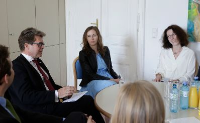 Am 20. Juni 2022 besuchte Staatssekretärin Claudia Plakolm gemeinsam mit Bundesminister Martin Polaschek das Bundesrealgymnasium mit musischer Ausbildung Wien III Boerhaavegasse 15.