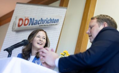 Am 21. Juni 2022 nahm Staatssekretärin Claudia Plakolm (l.) am „Heimspiel der Oberösterreichischen Nachrichten“ teil.