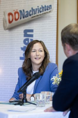 Am 21. Juni 2022 nahm Staatssekretärin Claudia Plakolm (l.) am „Heimspiel der Oberösterreichischen Nachrichten“ teil.