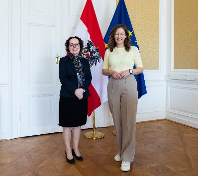 Am 23. Juni 2022 traf Staatssekretärin Claudia Plakolm (r.) die Präsidentin des Bundesrates Christine Schwarz-Fuchs (l.).