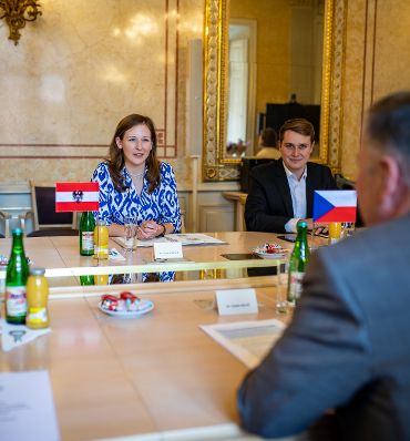 Im Rahmen ihres Prag Besuchs traf Staatssekretärin Claudia Plakolm (r.) am 11. Juli 2022 den tschechischen Jugendminister Vladimír Balaš (l.).