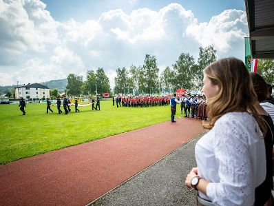 Am 15. Juli 2022 besuchte Staatssekretärin Claudia Plakolm (r.) im Rahmen ihres Bundesländertags in Oberösterreich das Bezirksjugendlager Braunau.