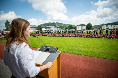 Am 15. Juli 2022 besuchte Staatssekretärin Claudia Plakolm (l.) im Rahmen ihres Bundesländertags in Oberösterreich das Bezirksjugendlager Braunau.