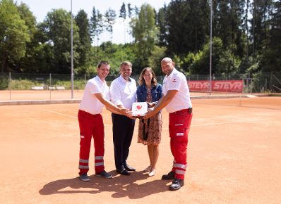 Am 21. Juli 2022 traf Staatssekretärin Claudia Plakolm (im Bild) im Rahmen ihres Bundesländertags in Niederösterreich den Bürgermeister von Haag, Lukas Michlmayr. Im Bild beim Anbringen eines Defibrillators im Tennisklub.