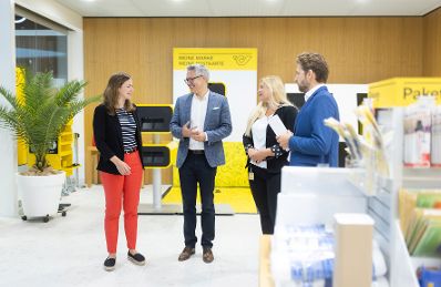 Am 27. Juli 2022 besuchte Staatssekretärin Claudia Plakolm (im Bild) die Lehrlingsfiliale der Österreichischen Post AG.