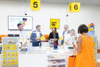 Am 27. Juli 2022 besuchte Staatssekretärin Claudia Plakolm (im Bild) die Lehrlingsfiliale der Österreichischen Post AG.
