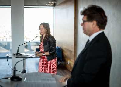 Am 09. August 2022 nahmen Bundesminister Martin Polaschek (r.) und Staatssekretärin Claudia Plakolm (l.) an einer Pressekonferenz teil.