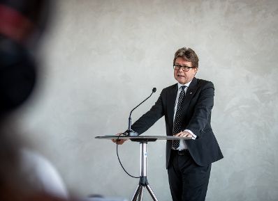 Am 09. August 2022 nahmen Bundesminister Martin Polaschek (im Bild) und Staatssekretärin Claudia Plakolm (l.) an einer Pressekonferenz teil.