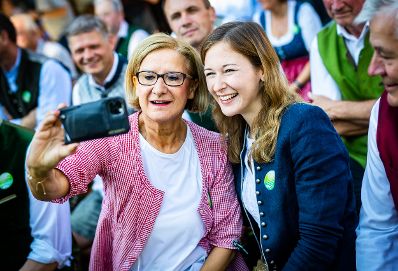 Am 15. August nahm Staatssekretärin Claudia Plakolm (r.) am 72. NÖ Almwandertag teil. Im Bild mit Landeshauptfrau Johanna Mikl-Leitner (l.)