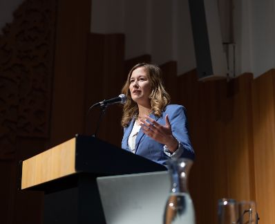 Am 1. September 2022 besuchte Staatssekretärin Claudia Plakolm (im Bild) im Rahmen ihres Bundesländertags in der Steiermark die alljährlichen Kommunalen Sommergespräche des Österreichischen Gemeindebundes.