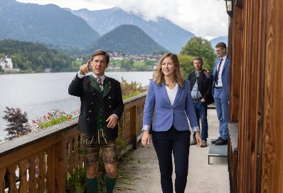 Am 1. September 2022 traf Staatssekretärin Claudia Plakolm (2.v.l.) im Rahmen ihres Bundesländertags in der Steiermark Franz Steinegger, Bürgermeister der Gemeinde Grundlsee (l.).