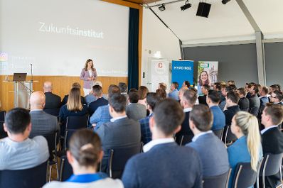 Am 29. September 2022 hielt Staatssekretärin Claudia Plakolm (im Bild) Begrüßungsworte beim Jungbürgermeistertreffen des Österreichischen Gemeindebunds.