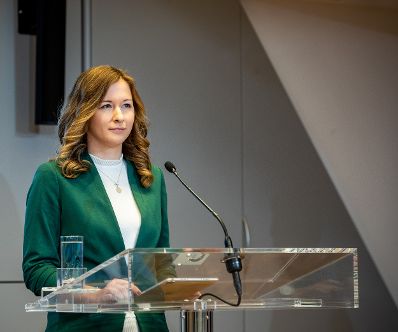 Am 3. Oktober 2022 fand eine Pressekonferenz zum Thema „Arbeitsmarkt und Lehrausbildung“ statt. Im Bild Staatssekretärin Claudia Plakolm.
