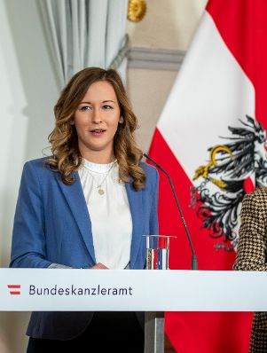 Am 20. Oktober 2022 fand eine Pressekonferenz zum Thema "Gesund aus der Krise" statt. Im Bild Staatssekretärin Claudia Plakolm.