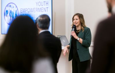 Am 13. Dezember 2022 nahm Staatssekretärin Claudia Plakolm (im Bild) am „Youth Empowerment Accelerator Framework“ Launch im Bundeskanzleramt teil.