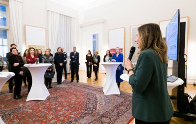 Am 13. Dezember 2022 nahm Staatssekretärin Claudia Plakolm (r.) am „Youth Empowerment Accelerator Framework“ Launch im Bundeskanzleramt teil.