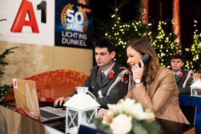 Am 24. Dezember 2022 nahm Staatssekretärin Claudia Plakolm (r.) an der Licht ins Dunkel Spendenaktion im ORF Zentrum Wien teil.