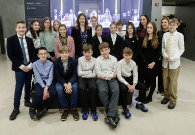 Am 26. Jänner 2023 begrüßte Staatssekretärin Claudia Plakolm (im Bild) im Parlament eine Schülergruppe aus Linz.