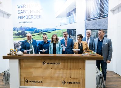 Am 27. Jänner 2023 besuchte Staatssekretärin Claudia Plakolm (m.l.) im Rahmen ihres Bundesländertags in Oberösterreich die Mühlviertler Baumesse in Freistadt.