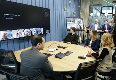 Am 30. Jänner 2023 besuchte Staatssekretärin Claudia Plakolm (im Bild) das Unternehmen Microsoft Österreich.