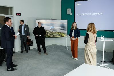 Am 30. Jänner 2023 besuchte Staatssekretärin Claudia Plakolm (im Bild) das Unternehmen Microsoft Österreich.