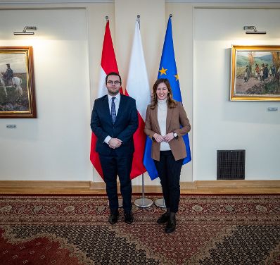 Am 8. Februar 2023 traf Staatssekretärin Claudia Plakolm (r.) im Rahmen ihres Arbeitsbesuchs in Polen den polnischen Jugendminister Piotr Mazurek (l.).