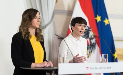 Am 8. März 2023 nahmen Staatssekretärin Claudia Plakolm (l.) und Klubobfrau Sigrid Maurer (r.) am Doorstep vor dem Ministerrat teil..