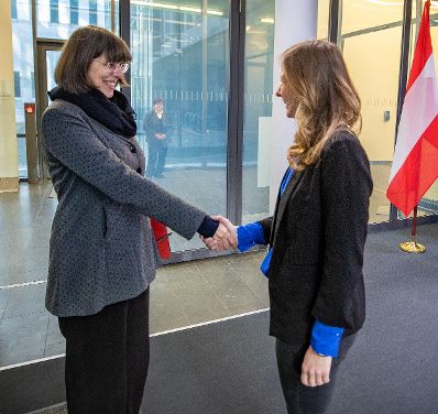 Am 27. März 2023 reiste Staatssekretärin Claudia Plakolm (r.) zu einem Arbeitsbesuch nach Berlin. Im Bild mit Staatssekretärin Margit Gottstein (l.).