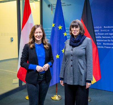 Am 27. März 2023 reiste Staatssekretärin Claudia Plakolm (l.) zu einem Arbeitsbesuch nach Berlin. Im Bild mit Staatssekretärin Margit Gottstein (r.).