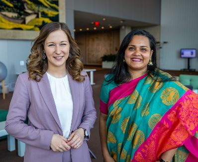 Am 25. April 2023 reiste Staatssekretärin Claudia Plakolm (l.) nach New York. Im Bild mit der UN-Sondergesandten für Jugend Jayathma Wickramanayake (r.).