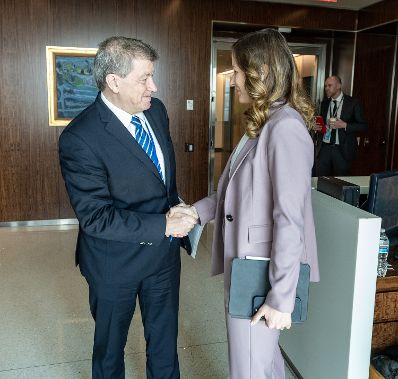 Am 25. April 2023 nahm Staatssekretärin Claudia Plakolm (r.) im Zuge eines mehrtägigen Arbeitsbesuches an einer Sitzung der UNO in New York teil. Im Bild mit UN-Untergeneralsekretär für Politik Guy Ryder (l.)