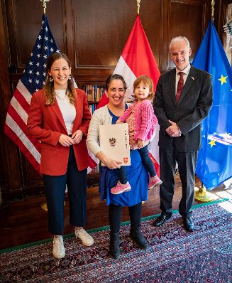 Am 24. April 2023 reiste Staatssekretärin Claudia Plakolm (l.) nach New York. Im Bild bei der Verleihung von österreichischen Staatsbürgerschaften an Angehörige von Überlebenden der Shoah.