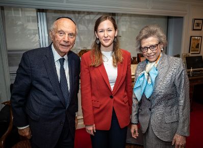 Am 24. April 2023 reiste Staatssekretärin Claudia Plakolm (m.) nach New York. Im Bild bei dem Besuch des Rabbi Arthur Schneier (l.).