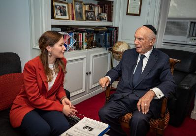 Am 24. April 2023 reiste Staatssekretärin Claudia Plakolm (l.) nach New York. Im Bild bei dem Besuch des Rabbi Arthur Schneier (r.).