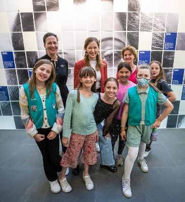 Am 24. April 2023 reiste Staatssekretärin Claudia Plakolm (m.) nach New York. Im Bild bei dem Besuch der Ausstellung zu Hedy Lamarr im Österreichischen Kulturforum gemeinsam mit Mädchen der US Girl Scouts.