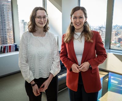 Am 24. April 2023 reiste Staatssekretärin Claudia Plakolm (r.) nach New York. Im Bild bei einem Arbeitsgespräch mit der UN Youth Delegate, Miriam Egger (l.), zur Vorbereitung auf das ECOSOC Youth Forum.