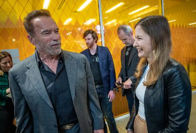 Am 26. April 2023 reiste Staatssekretärin Claudia Plakolm (r.) nach Los Angeles. Im Bild mit Arnold Schwarzenegger (l.) beim Besuch des Vortrags „Breaking the Cycle of Extremism“.