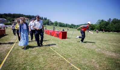 Am 3. Juni 2023 besuchte Staatssekretärin Claudia Plakolm (l.) im Rahmen ihres Bundesländertags in Oberösterreich den Abschnittsbewerb der Freiwilligen Feuerwehr Kronabittedt in Kirchschlag bei Linz.