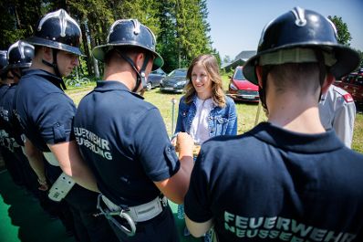 Am 3. Juni 2023 besuchte Staatssekretärin Claudia Plakolm (m.) im Rahmen ihres Bundesländertags in Oberösterreich den Abschnittsbewerb der Freiwilligen Feuerwehr Kronabittedt in Kirchschlag bei Linz.