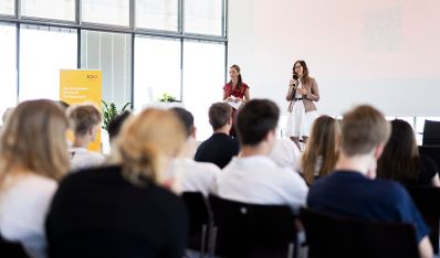 Am 21. Juni 2023 nahm Staatssekretärin Claudia Plakolm (im Bild) an einer Veranstaltung des KSÖ - Kompetenzzentrum Sicheres Österreich zum Thema Fachkräftemangel in der Cybersicherheit teil.