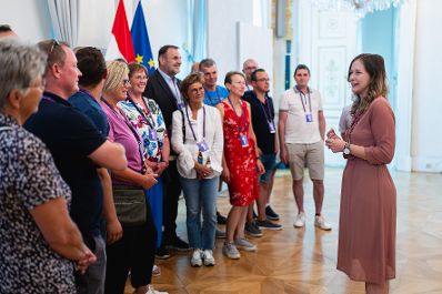 Am 5. Juli 2023 empfing Staatssekretärin Claudia Plakolm (r.) eine Besuchergruppe im Bundeskanzleramt.