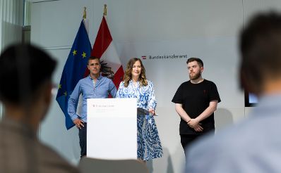 Am 12. Juli 2023 gab Staatssekretärin Claudia Plakolm (im Bild) gemeinsam mit Zivildienern aus dem Bereich der Pflege eine Pressekonferenz zu Neuerungen im Zivildienst.