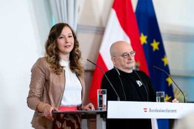 Am 10. August 2023 nahmen Staatssekretärin Claudia Plakolm (l.) und Jugendforscher Bernhard Heinzlmaier (r.) an einer Pressekonferenz zur Lage der Jugend in Österreich teil.