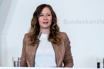 Am 10. August 2023 nahmen Staatssekretärin Claudia Plakolm (im Bild) und Jugendforscher Bernhard Heinzlmaier an einer Pressekonferenz zur Lage der Jugend in Österreich teil.