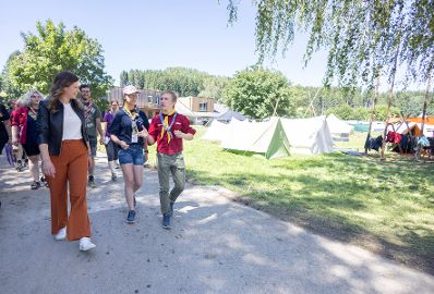 Am 13. August 2023 besuchte Staatssekretärin Claudia Plakolm (l.) das OÖ-Pfadfinderlager.