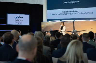 Am 9. November 2023 besuchte Staatssekretärin Claudia Plakolm (m.r.) das „Aviation Event“ am Flughafen Wien-Schwechat.